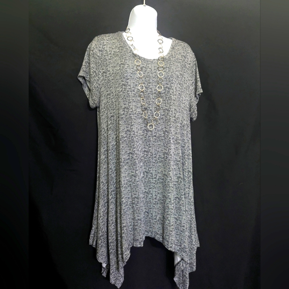 Chelsea & Theodore Large tunic sharkbite hem black and white top